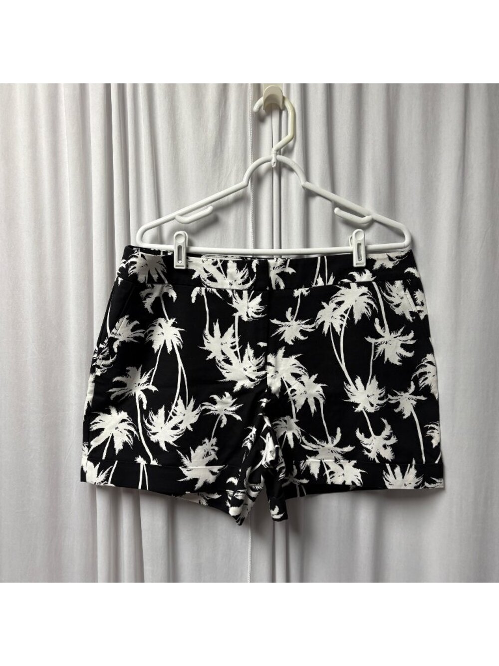 Apt 9 Womens Shorts Size 14 Black White Palm Tree Print Tropical Casual